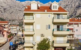 Apartments with a parking space Makarska - 18170